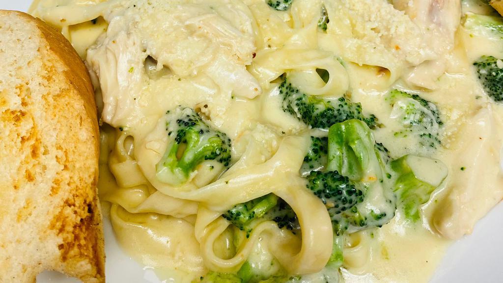 Chicken Fettucini Alfredo Pasta · Big kel's roasted pulled chicken, alfredo sauce, broccoli, and fettuccini noodles served with a slice of homemade bread