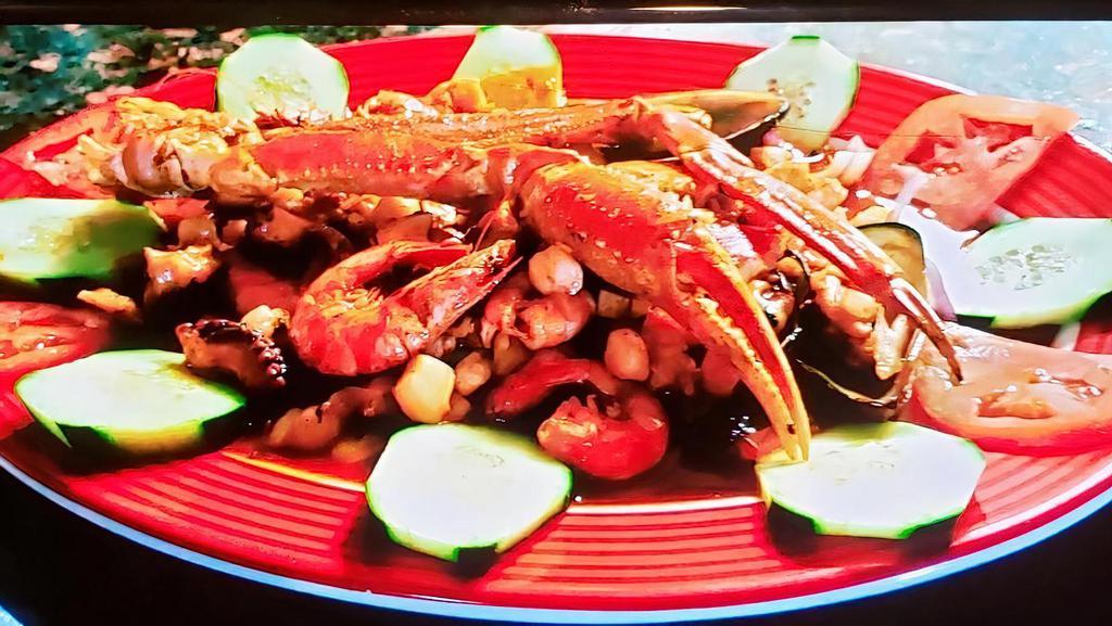 Levanta Muertos · Spicy and juicy dead-awaker,  Crab legs, clams, shrimps, mussels, octopus, scallops and oysters (little broth). Very rich and delicious big portion for 2 or 3