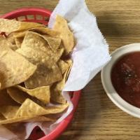 Chips Y Salsa / Chips & Sauce · / .