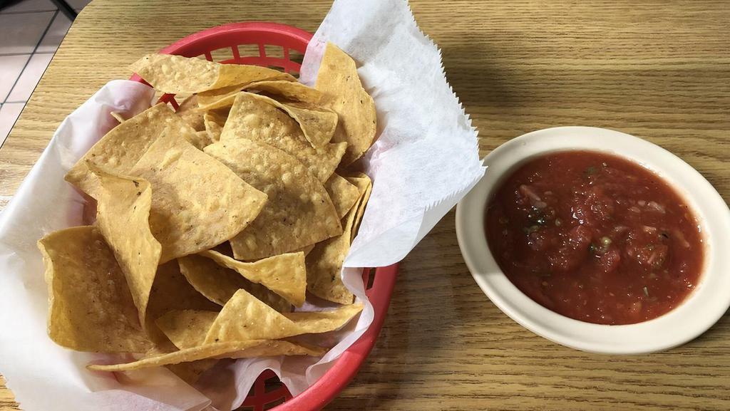 Chips Y Salsa / Chips & Sauce · / .