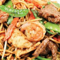 Great Wall Combination Lo Mein · With Chicken Beef and Shrimp