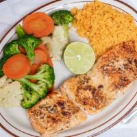 Salmon A La Plancha Con Vegetables Y Arroz · Grilled salmon with steam vegetables and rice. Served with rice and vegetables.