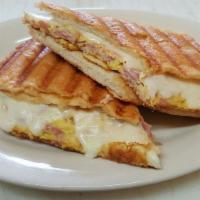 Pan Con Tortilla De Jamón Y Queso / Ham And Cheese Omelet Sandwich · 