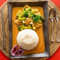 Dinner Pra Ram Long Song · Steamed broccoli topped with peanut sauce. Spicy and gluten free.