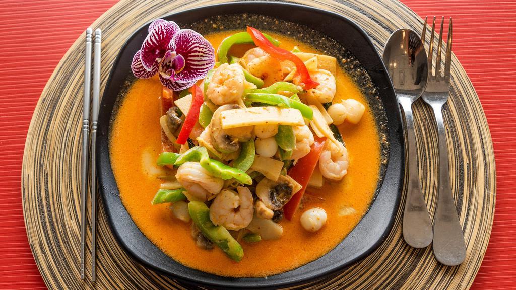 Pad Taray · Red curry and coconut milk, stir fried in a combination of shrimp, scallop, bambo shoots, green peppers and mushrooms. Spicy.
