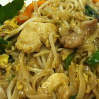 Drunken Noodle  · Sauteed rice noodles with choice of meat, green peppers, bean sprouts, egg and basil leaves.