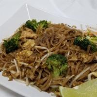 Pad Se'Ew · Sauteed rice noodles with egg, broccoli bean sprouts and topped with black pepper.