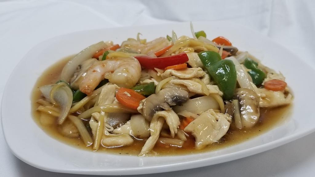 Pad Prik · Onions, mushrooms, green peppers, carrots and bamboo shoot s, in a brown sauce.