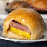 Ham & Egg Bun - 焗火腿蛋包 · Baked sweet bread filled with ham and egg.