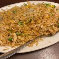 Chicken Fried Rice · Entrees have eggs peas carrots bean sprouts white onions and broccoli.