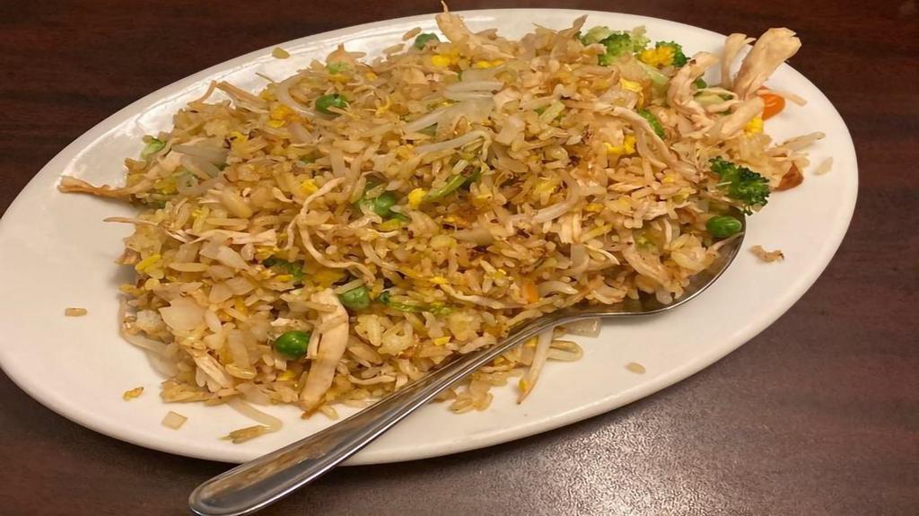 Chicken Fried Rice · Entrees have eggs peas carrots bean sprouts white onions and broccoli.