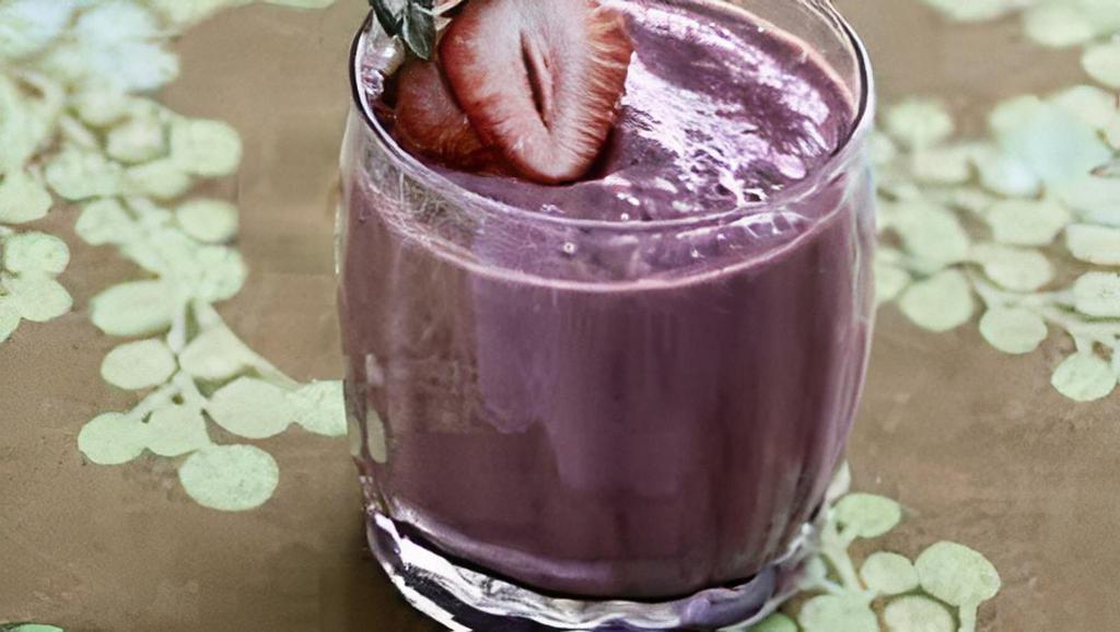 Chocolate Strawberry · Skim milk, half banana, strawberry, chocolate protein, ice. * 238-283 cal. 
 
*Protein 26g.