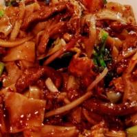 Pad Si Ewe · Sauteed flat noodles with egg, broccoli, mushroom scallion onion and pepper in sweet thai st...