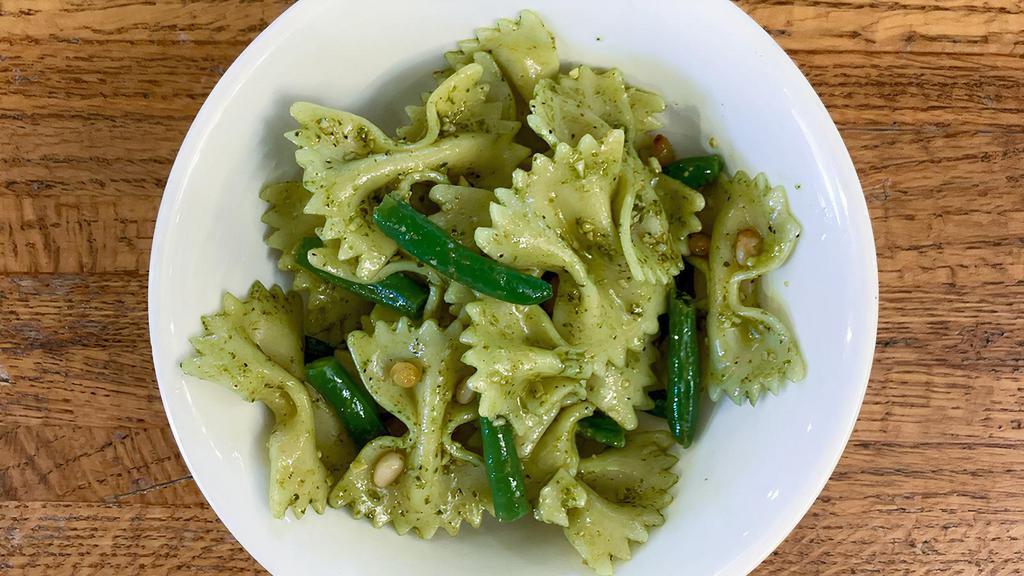 Farfalle Pesto Salad · V | A half pint of bow-tie shaped pasta tossed with basil pesto, Parmesan cheese, blanched green beans and pine nuts.