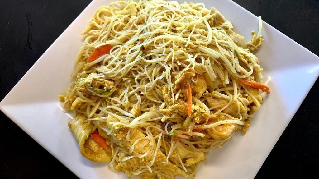 Singapore Rice Noodle · Spicy. Hot & Spicy.
Stir-fried rice noodles in spicy curry sauce with shrimp and chicken. Served with carrot, bean sprout, and onion