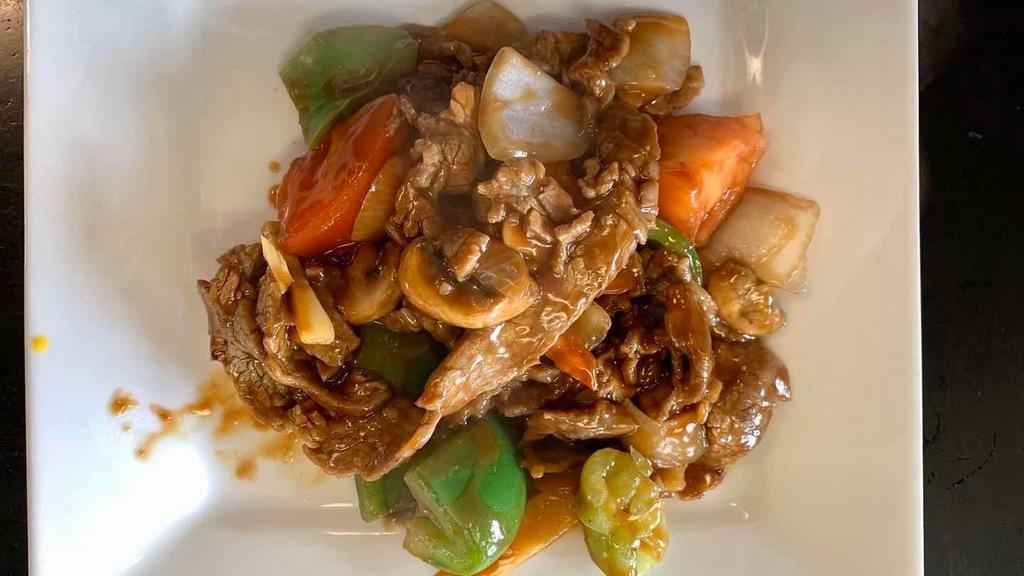 Pepper Steak · Marinated flank steak with green pepper, onion, carrot, mushroom, and tomato in a brown sauce