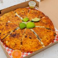Pizzadilla · Tres capas de queso en tortillas de 12