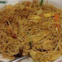 Singapore Noodle · Spicy. Thin rice noodles with bean sprouts, green pepper, carrot, white onion, shrimp, and B...