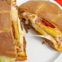 Torta Cubana Res · Servidas con chipotle mayo, jalapeños, cebolla aguacate salchicha jamón y queso.