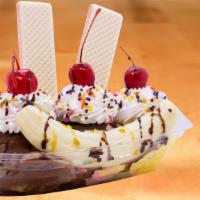 Banana Split · Chooice your ice cream flavor, banana, wipped cream, toppings, cookies and cherris