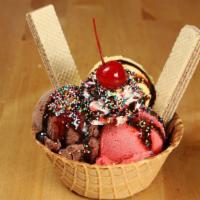 Sundae · Chooice your ice cream flavor, wipped cream, toppings, cookies and cherry