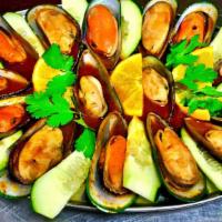Mejillones Charolla  · Clam Tray. Served solo without sides.