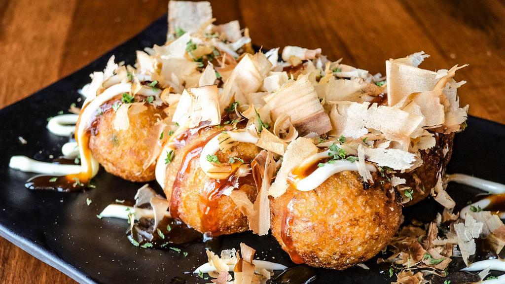 Takoyaki / 章鱼小丸子 · 5 pieces fried dough with octupus inside, spicy mayo and brown sauce, bonito fish flakes