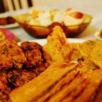 Iftar Dinner Box · Collection of:
- Dates (Kahjoor)
- Pakodas
- Aaloo Samosa
- Chicken Biryani