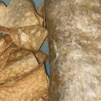 Burritos · Una tortilla de harina gigante rellena de arroz, frijoles, lechuga, queso y la proteína que ...