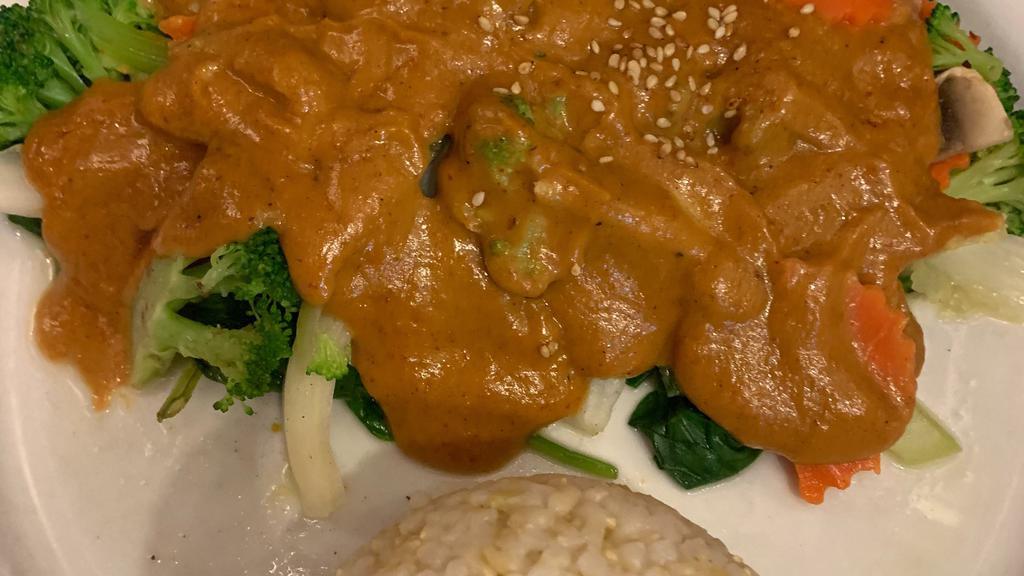 Praram Long Srong · Steamed spinach and broccoli, topped with sesame seeds and peanut sauce.