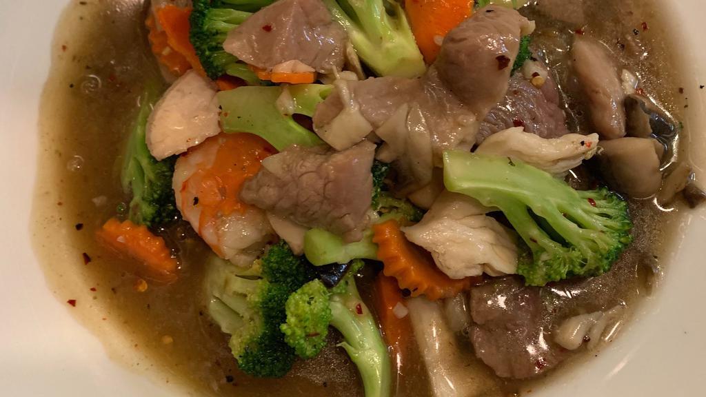 Lard Nar · Wide rice noodles topped with broccoli, mushroom, carrots, egg and light gravy sauce.