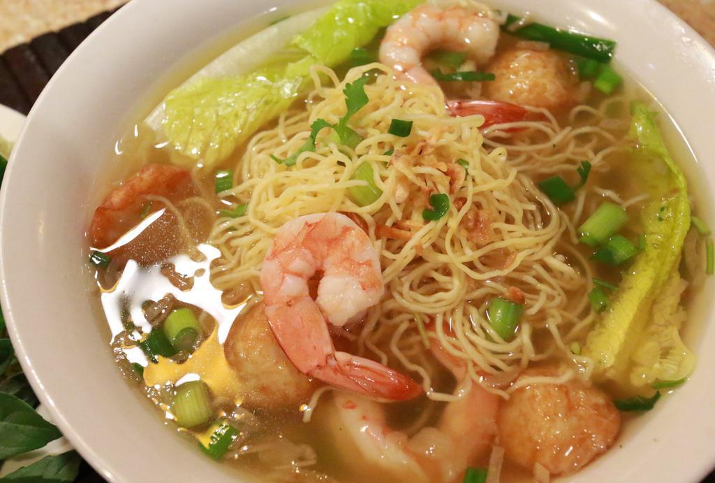 Mì Đồ Biển · Egg noodle soup with shrimp, squid and fish ball.
