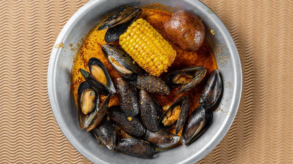 1/2 Lb Black Mussel · Served with corn and potato.
