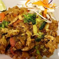 Pad Si-Eew · Stir-fried flat rice noodle with egg, broccoli, carrot, your choice of meat in sweet brown s...
