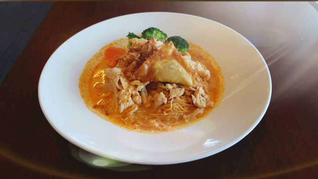 Kao Sol Noodle · Thin egg noodle, chicken, broccoli, carrot, fried shallot ontop with crispy wonton in coconut curry sauce.