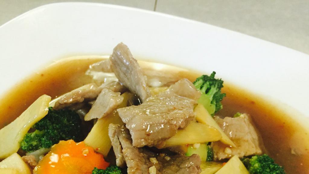 Radnar · Stir-fried flat rice noodle with egg, broccoli, bamboo shoot, mushroom, carrot in thick brown gravy sauce.
