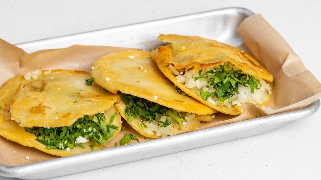 Gorditas · Se sirve cebolla, cilantro y queso fresco. / Served onion, cilantro and fresh cheese.