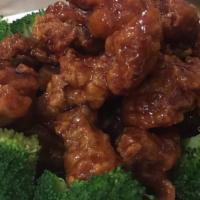 General Tso Chicken 左几 · Crispy chunks of chicken with golden red pepper sauce.