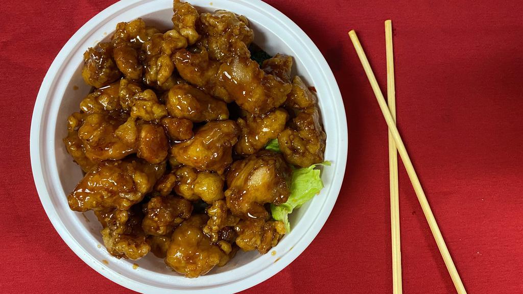 General Tso'S Chicken · Tender pieces of chicken lightly battered in lotus flour sauteed with broccoli, dried pepper in a slightly sweet spicy sauce.