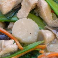 Moo Goo Gai Pan · Sliced tender chicken sautéed with mushrooms and Chinese vegetables in white sauce.