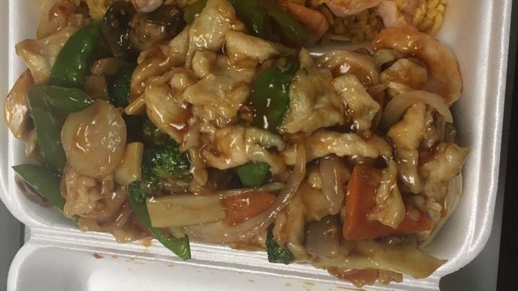 Chicken With Garlic Sauce · white meat chicken with mix vegetables with Garlic Sauce, sweet and spicy