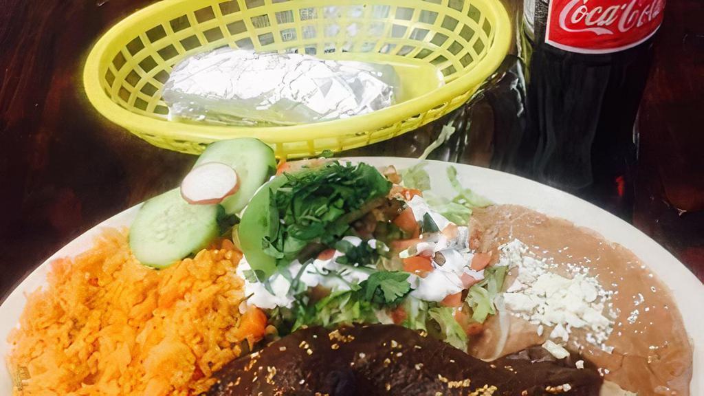 Enchiladas · Served with rice, beans and salad / servidos con arroz, frijoles y ensalada.