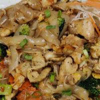 Pad See Eu · Stir fried rice noodles, Thai brown sauce, egg, broccoli, carrots, and onion.
