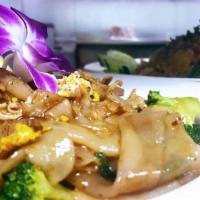 Pad See Ew   · Wide Steam Rice Noodle With Broccoli, Egg In Stir-fry Sauce, Black Soy Sauce