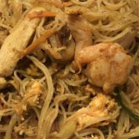 Chicken Chow Mein Lunch Special · Stir fried noodle dish.