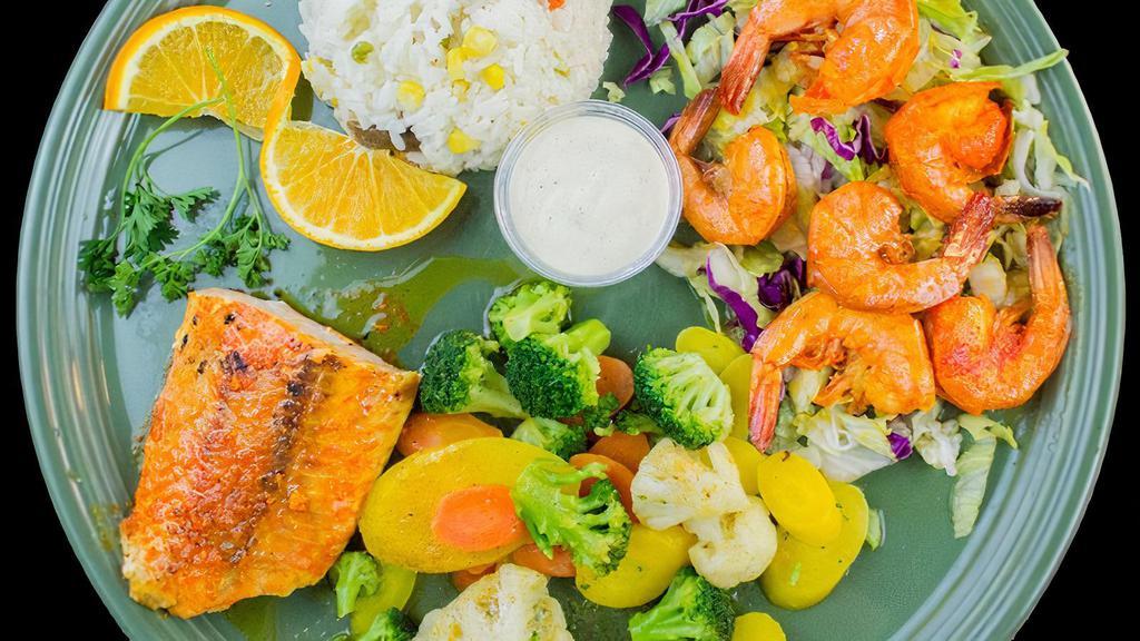 Salmón Al Grill · Grilled salmon and shrimps served with mixed vegetables , rice and garlic bread .