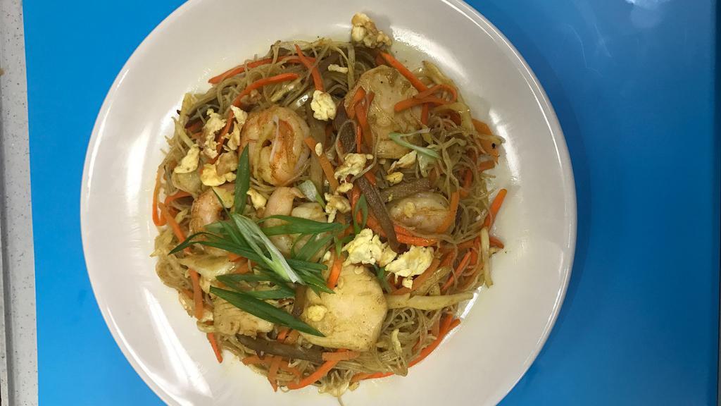 Singapore Rice Noodles · Gluten free, hot. Egg. Stir fried chicken, shrimp and pork in angel hair rice noodles with Indian spicy curry sauce.
