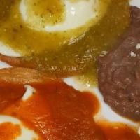 Huevos Divorciados · Eggs with two types of salsa.