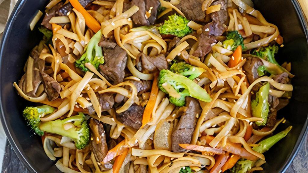 Lo Mein · Cabbage, bean sprouts, carrot, onion, scallion.