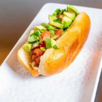 Hot Dog Mexicano · Pan con salchicha, tocino, mayonesa, mostaza, pico de gallo y ketchup.

(Bread with sausage,...